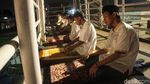 Jemaah Salat Tarawih di Pasar Gembrong Luber Hingga ke JPO