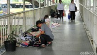 Lapak-lalak ini tentunya dapat mengganggu para pejalan kaki yang melintas di JPO tersebut.