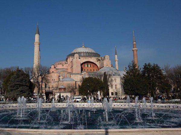 Hagia Sophia dibangun pertama kali sebagai gereja pada Abad ke-6, di bawah Kekaisaran Kristen Bizantium. Gereja itu menjadi pusat Konstantinopel yang saat ini bernama Istanbul. Dok. Getty Images.