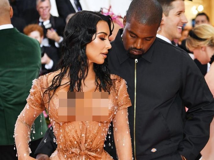 Kim Kardashian dan Kanye West menyambut kelahiran anak keempat mereka. Foto: Getty Images Kim Kardashian dan Kanye West menyambut kelahiran anak keempat mereka. Foto: Getty Images