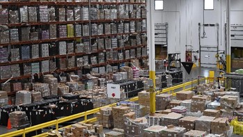 Scott Anderson, direktur Amazon Robotics Fulfillment, menyatakan teknologi masih setidaknya perlu 10 tahun untuk benar-benar bisa mengadakan gudang otomatis. Robot belum dapat mengambil peran manusia dalam soal mengambil barang tunggal yang dipesan konsumen. Foto: Reuters