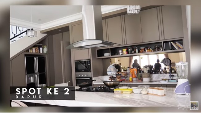 Secara keseluruhan, rumah baru Shireen Sungkar dan Tengku Wisnu mengadopsi gaya minimalis dan pemilihan warna-warna netral untuk memberi kesan ruangan lebih luas. Seperti pada dapur yang terlihat simpel namun tetap mewah dengan meja terbuat dari marmer. Foto: Screenshot YouTube/The Sungkars Family