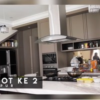 Secara keseluruhan, rumah baru Shireen Sungkar dan Tengku Wisnu mengadopsi gaya minimalis dan pemilihan warna-warna netral untuk memberi kesan ruangan lebih luas. Seperti pada dapur yang terlihat simpel namun tetap mewah dengan meja terbuat dari marmer. Foto: Screenshot YouTube/The Sungkars Family