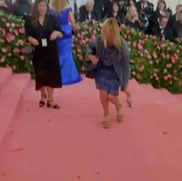 Berdandan sebagai Cinderella, Zendaya harus meninggalkan sepatunya. Asisten wanita ini pun dengan setiap memastikan agar sepatu kaca tersebut tidak menggangu pemakai kostum heboh lain yang akan lewat. Foto: dok E!