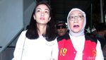 Atiqah Setia Dampingi Ratna Sarumpaet Jalani Sidang