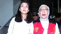 Atiqah mendampingi Ratna memasuki Pengadilan Negeri Jakarta Selatan.