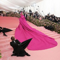 Gaun berwarna pink neon tersebut hadir dengan train atau ekor sepanjang hampir delapan meter di MET Gala 2019. Gaga lalu menyempurnakan gayanya dengan headpiece berhiaskan pita bervolume dan riasan wajah nan dramatis. (Foto: Getty Images)