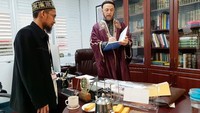 Bulan April tahun lalu, Ustaz Adi Hidayat membagikan momen saat dirinya dijamu oleh Syeikh Dr. Hamid Slimi di Kanada. Terlihat adanya teh rempah dan beberapa potong roti di meja tempat keduanya berbincang. Foto: Instagram ustadzadihidayat