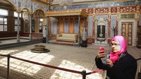 Istana Topkapi pada awalnya difungsikan sebagai kediaman resmi dan pusat Pemerintahan Turki Utsmani selama kurang lebih 400 tahun. Kini, Istana Topkapi menjadi salah satu destinasi wisata utama di kota Istanbul, Turki. Sean Gallup/Getty Images.