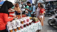 Mendekati waktu berbuka lokasi ini semakin dipadati warga.