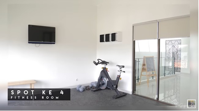 Dalam ruang bermain terdapat area khusus yang dijadikan perpustakaan mini, di mana anak-anak bisa membaca buku dengan nyaman. Di ruangan lainnya di lantai dua juga ada tempat khusus nge-gym. Foto: Screenshot YouTube/The Sungkars Family