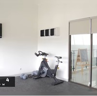 Dalam ruang bermain terdapat area khusus yang dijadikan perpustakaan mini, di mana anak-anak bisa membaca buku dengan nyaman. Di ruangan lainnya di lantai dua juga ada tempat khusus nge-gym. Foto: Screenshot YouTube/The Sungkars Family