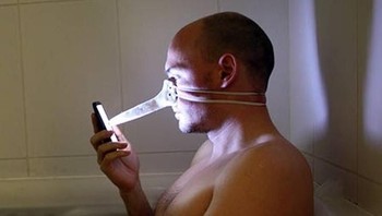 Buat yang malas menggerakkan jari, cukup menggunakan gerakan kepala maka alat tersebut akan memberikan sentuhan ke layar smartphone. (Foto: Brightside)