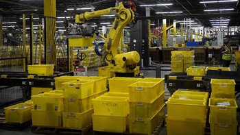 Amazon menjalankan 110 gudang di Amerika Serikat, 45 pusat sorting dan sekitar 50 stasiun pengantaran. Mereka mempekerjakan 125 ribu orang di sana. Foto: Reuters