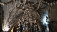 Dia menyusun kepala manusia di dekat pintu masuk gereja, hingga lampu-lampu yang dihiasi dengan tulang pinggul dan tulang paha. (iStock)