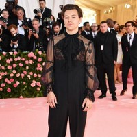 Inilah penampilan Harry Styles saat melenggang di karpet merah The 2019 Met Gala Celebrating Camp: Notes on Fashion yang digelar di Metropolitan Museum of Art, New York, Selasa (6/5/2019) malam. Foto: Jamie McCarthy/Getty Images