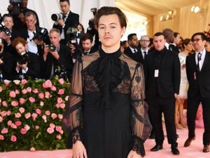 Harry Styles Jadi Brondong, Rumor Pacari Tracee Ellis Ross Beda 21 Tahun