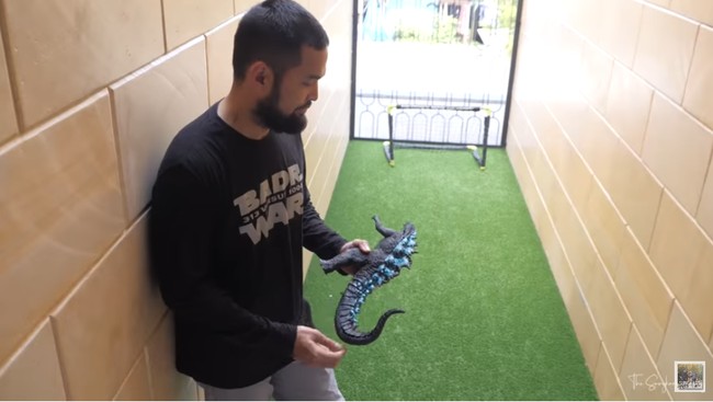 Spot ini dibangun khusus untuk putra Shireen dan Tengku, Adam. Ruangan kecil disediakan sebagai tempat main bola. Foto: Screenshot YouTube/The Sungkars Family