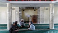 Sejumlah warga berkumpul untuk berdiskusi usai melaksanakan salat zuhur di dalam Masjid Babah Alun, Jakarta.