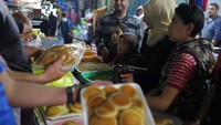 Waktu menjelang buka puasa pun menjadi waktu yang paling ditunggu untuk berburu takjil atau makanan untuk berbuka puasa. Berbagai makanan manis diburu oleh warga Palestina di Jalur Gaza. Ibraheem Abu Mustafa/Reuters.