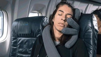 Ketika lagi traveling solo dan mau tidur di kursi, mungkin ini bisa jadi solusi. (Foto: Brightside)