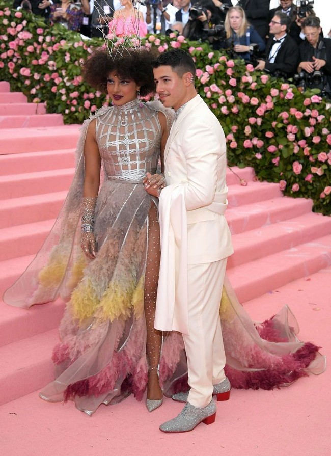 Hadir di Met Gala 2019, Priyanka tampil bersama dengan suami Nick Jonas. Nick tampil dengan tuxedo dari Dior dan sepatu blink-blink dari Christian Louboutin. Foto: Getty Images