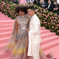 Hadir di Met Gala 2019, Priyanka tampil bersama dengan suami Nick Jonas. Nick tampil dengan tuxedo dari Dior dan sepatu blink-blink dari Christian Louboutin. Foto: Getty Images