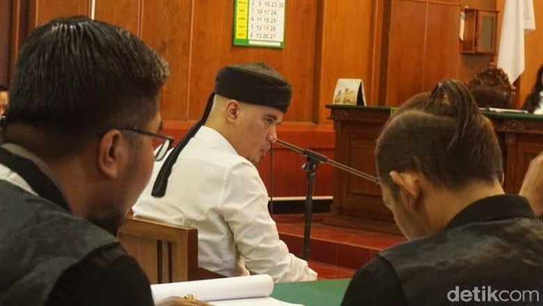 Ahmad Dhani Bacakan Terjemahan Surat An Nisa 148 di Sidang Pledoi Ahmad Dhani Bacakan Terjemahan Surat An Nisa 148 di Sidang Pledoi