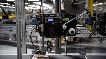 Amazon memang tengah diprotes soal isu akan menggantikan banyak tenaga manusia dengan robot. Tapi dengan jawaban para bos itu, kerisauan mereka tampaknya sedikit terkurangi. Foto: Reuters