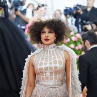 Sementara makeupnya di Met Gala 2019 dibuat ekstrem. Alisnya dibuat silver dengan eyeshadow merah marun yang senada dengan lipstiknya.  Foto: Getty Images