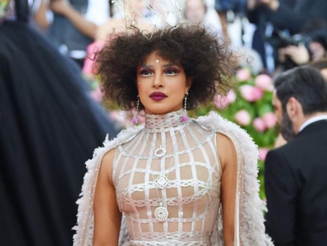 Sementara makeupnya di Met Gala 2019 dibuat ekstrem. Alisnya dibuat silver dengan eyeshadow merah marun yang senada dengan lipstiknya.  Foto: Getty Images