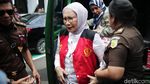 Atiqah Setia Dampingi Ratna Sarumpaet Jalani Sidang