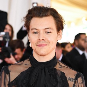 Harry Styles Punya Kulkas Besar Khusus Simpan Baju, Diawasi CCTV Harry Styles Punya Kulkas Besar Khusus Simpan Baju, Diawasi CCTV