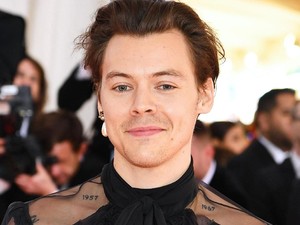 Harry Styles Dicurigai Tutupi Kebotakan Pakai Wig, Ini Tanggapan Sang Musisi