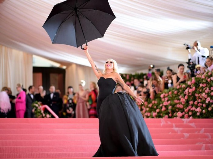 Lady Gaga di MET Gala 2019 NEW YORK, NEW YORK - MAY 06: A view of Lady Gagas wagon at The 2019 Met Gala Celebrating Camp: Notes on Fashion at Metropolitan Museum of Art on May 06, 2019 in New York City. (Photo by Jamie McCarthy/Getty Images)