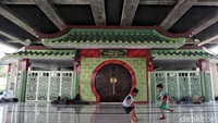 Kemudiaan ada Masjid Babah Alun yang terletak di Kolong Tol Jakarta Utara. Masjid yang berdiri tahun 207 ini dibangun oleh pengusaha Tionghoa, Jusuf Hamka. (Pradita Utama/detikcom) 