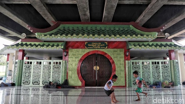 Melanjutkan dari nama tokoh Tionghoa mualaf Jusuf Hamka, ia juga mendirikan sebuah masjid di daerah Warakas, Tanjung Priok. Adalah Masjid Babah Alun yang dibangun di bawah kolong jembatan tol Wiyoto Wiyono. (Pradita Utama/detikcom) Melanjutkan dari nama tokoh Tionghoa mualaf Jusuf Hamka, ia juga mendirikan sebuah masjid di daerah Warakas, Tanjung Priok. Adalah Masjid Babah Alun yang dibangun di bawah kolong jembatan tol Wiyoto Wiyono. (Pradita Utama/detikcom)
