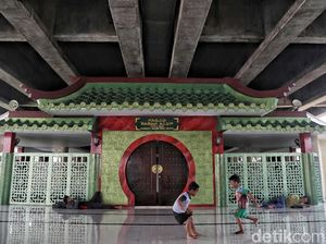 Melihat Masjid Babah Alun Desari yang Bernuansa Oriental