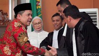 Dalam perkara ini, Ratna Sarumpaet didakwa membuat keonaran dengan menyebarkan kabar hoax penganiayaan.