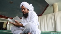 Umat Muslim berlomba-lomba mengumpulkan pahala di bulan suci Ramadhan dengan membaca alquran.