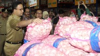 Anies mengecek harga bawang putih di pusat perkulakan grosir, JakGrosir. 