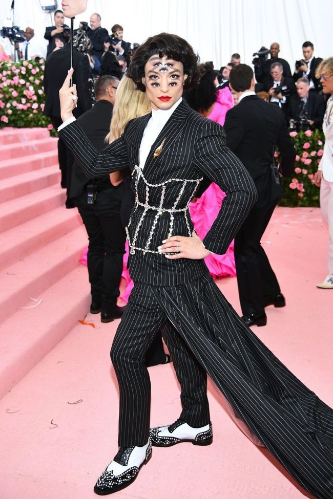 Ezra Miller merupakan aktor yang juga dikenal degan gaya yang eksentrik. Seperti pada penampilannya di Met Gala 2019. Ia jadi sorotan karena tampil dengan makeup dan mengenakan busana tuksedo lengkap dengan ekor yang menyapu lantai. Foto: Jamie McCarthy/Getty Images