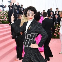 Ezra Miller merupakan aktor yang juga dikenal degan gaya yang eksentrik. Seperti pada penampilannya di Met Gala 2019. Ia jadi sorotan karena tampil dengan makeup dan mengenakan busana tuksedo lengkap dengan ekor yang menyapu lantai. Foto: Jamie McCarthy/Getty Images