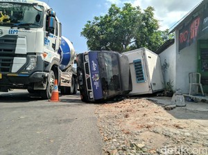 Mobil Boks Berisi Es Krim Terguling di Ponorogo