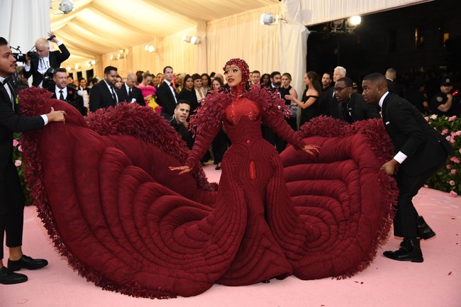 Cardi B hampir selalu tampil heboh di segala kesempatan. Namun penampilannya kali ini adalah salah satu yang terheboh hingga butuh empat asisten yang repot membantu mengembangkan gaunnya. Foto: Getty Images