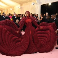 Cardi B hampir selalu tampil heboh di segala kesempatan. Namun penampilannya kali ini adalah salah satu yang terheboh hingga butuh empat asisten yang repot membantu mengembangkan gaunnya. Foto: Getty Images