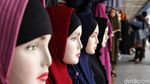 Mengais Rezeki dengan Jualan Baju Muslim di Bulan Suci