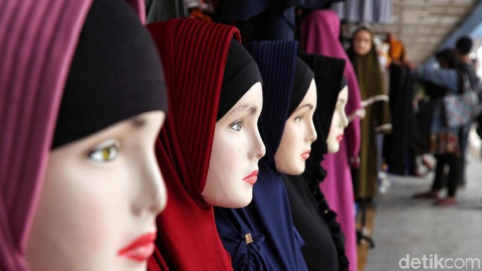Sejumlah warga membeli perlengkapan baju muslim di kawasan skybridge Tanah Abang, Jakarta Pusat,  Selasa (7/5). Menurut penjual memasuki hari ke-2 puasa di bulan suci Ramadhan, cukup banyak warga membeli perlengkapan baju muslim seperti baju kokoh, jilbab dan sajadah guna kebutuhan salat khusunya saat salat tarawih.