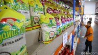 Anies juga berkeliling melihat stok kebutuhan lain. Selain bawang putih, harga kebutuhan pokok lainnya terpantau masih stabil.