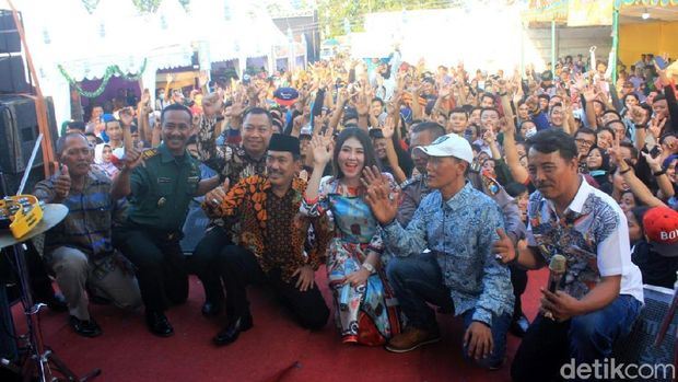 Via Vallen usai menghibur masyarakat/